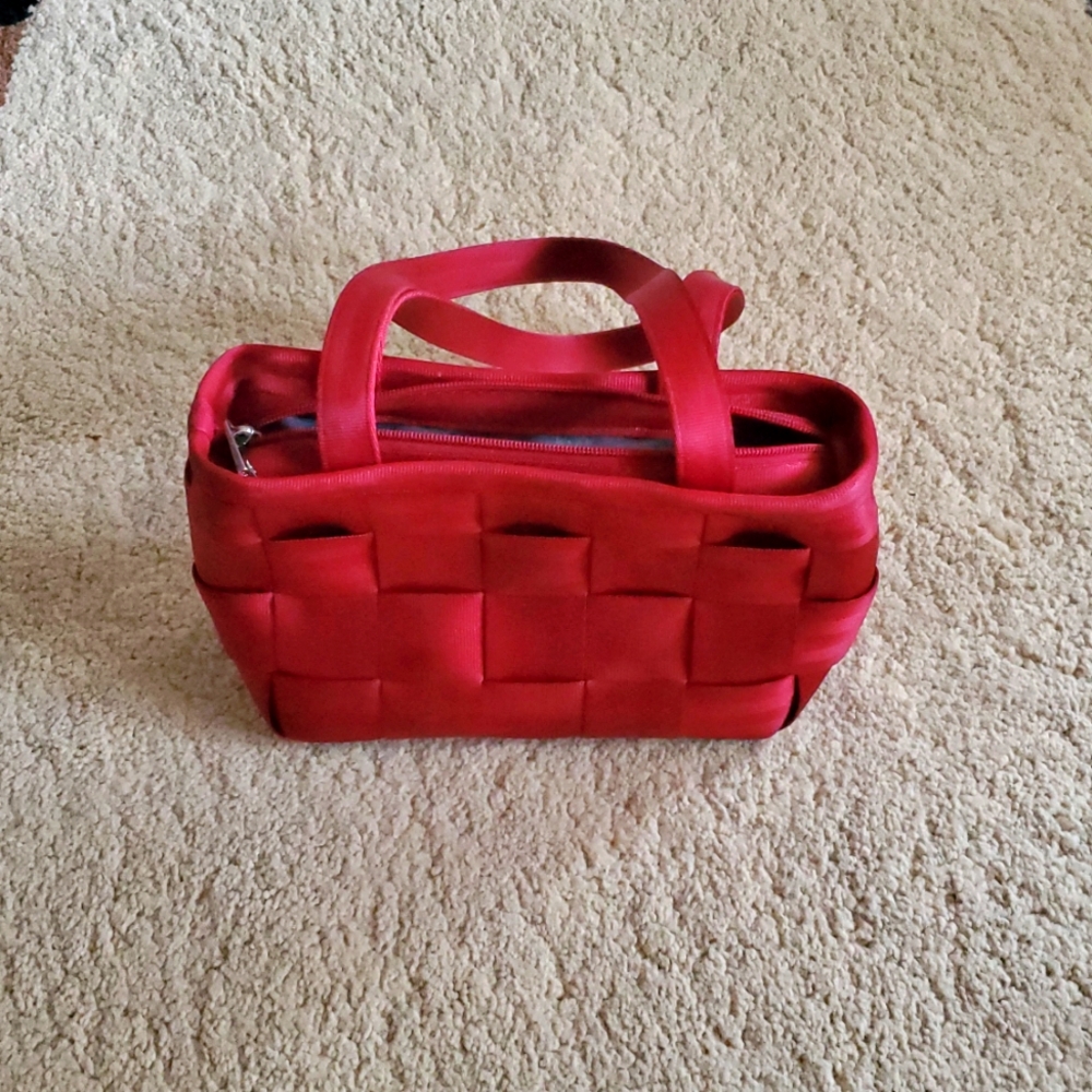 LIKE NEW: HARVEY'S SEATBELT BAG 🎒